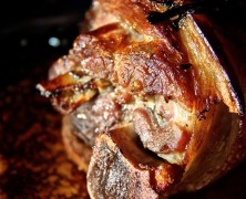 Schweinshaxe mit Rosenkohl & schwarzen Bohnen