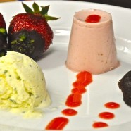 Erdbeeren, Basilikumeis, Erdbeerpudding & Rosmarin-Schokoküchle