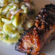 SPARERIPS mit mediterranem Kartoffelsalat